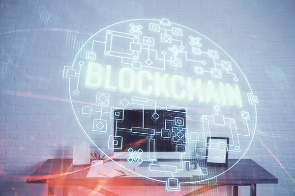 Dupla exposição do holograma do tema blockchain e da tabela com fundo do computador. Conceito de moeda criptomoeda bitcoin. — Fotografia de Stock