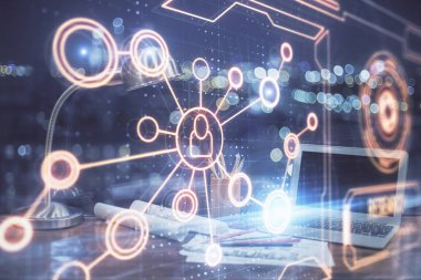 Sosyal ağ hologramıyla birlikte bilgisayar masaüstünde. Çoklu maruz kalma. Uluslararası insan ilişkileri kavramı.