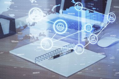 Sosyal ağ hologramıyla birlikte bilgisayar masaüstünde. Çoklu maruz kalma. Uluslararası insan ilişkileri kavramı.