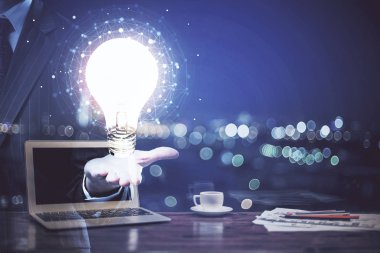 Bilgisayar ofisinde ampul simgesi hologramıyla birlikte. Çoklu maruz kalma. Fikir kavramı.