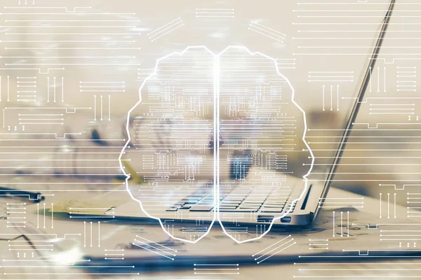 Mehrfachbelichtung des Arbeitstisches mit Computer und Gehirn-Hologramm. Brainstormkonzept. — Stockfoto