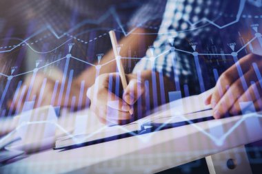 İki adamın hisse senedi piyasası grafiğiyle yatırım planladığı çok sayıda olay.