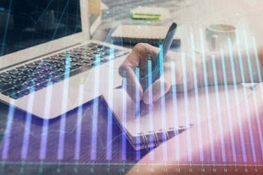 Forex tablosu WOMANS el notları arka plan alarak görüntülenir. Araştırma kavramı. Çoklu pozlama