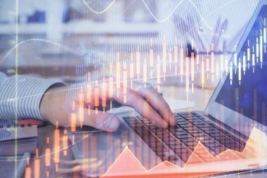 Arka planda dizüstü bilgisayar üzerinde çalışan adam ile borsa grafiği çift pozlama. Finansal analiz kavramı.