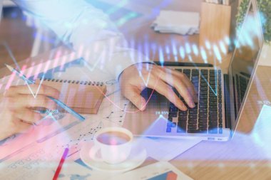 Arka planda ofiste bilgisayarda çalışan işadamı ile Forex grafiği. Sert çalışma kavramı. Çoklu pozlama.