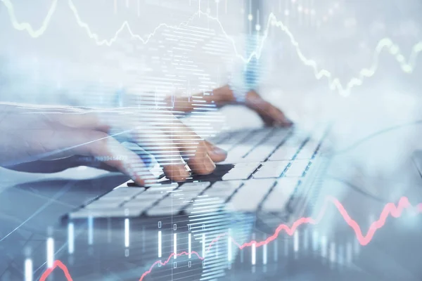 Forex-Graph mit Geschäftsmann, der am Computer im Büro im Hintergrund arbeitet. Konzept der Fleißarbeit. Nahaufnahme. Mehrfachbelichtung. — Stockfoto