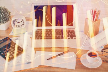 Kişisel bilgisayar arkaplanına çizilmiş borsa hologramı. Çoklu maruz kalma. Yatırım kavramı.