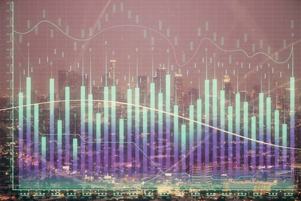 Gráfico financiero sobre paisaje nocturno de la ciudad con altos edificios de doble exposición de fondo. Concepto de análisis . — Foto de Stock