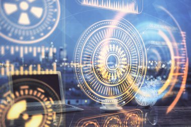 Bilgisayar, teknoloji temalı hologramla birlikte ofiste. Çoklu maruz kalma. Teknoloji kavramı.