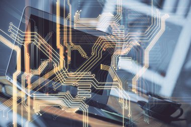 Bilgisayar, teknoloji temalı hologramla birlikte ofiste. Çoklu maruz kalma. Teknoloji kavramı.