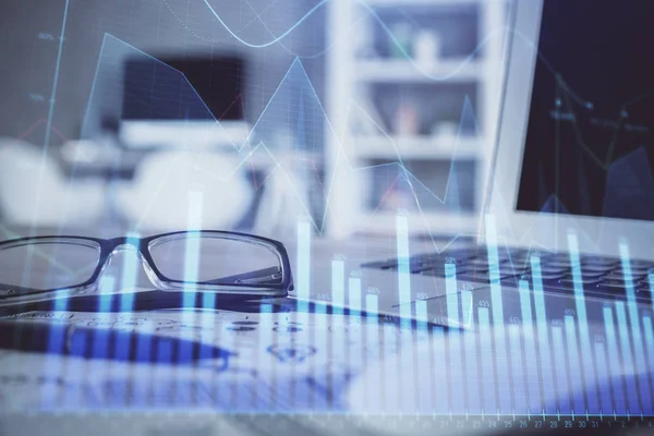 Hologramm des Finanzdiagramms mit Brille auf dem Tischhintergrund. Geschäftskonzept. Doppelbelastung. — Stockfoto