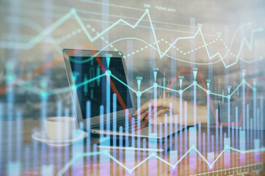 Arka planda bilgisayarla çalışan bir adamla iki kez ön x çizelgesine maruz kaldık. Pazar analizi kavramı.