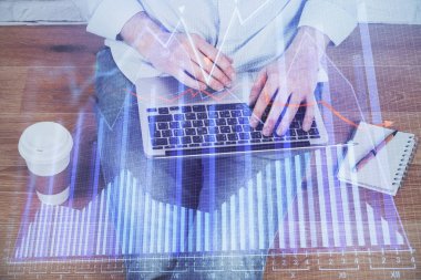 Arka planda ofiste bilgisayarda çalışan işadamı ile Forex grafiği. Analiz kavramı. Çift Pozlama.