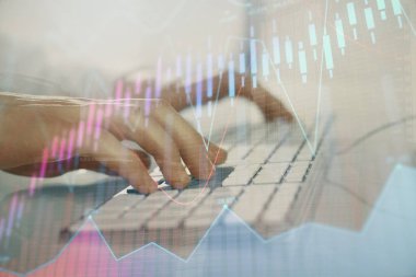 Arka planda ofiste bilgisayarda çalışan işadamı ile Forex grafiği. Sert çalışma kavramı. Closeup. Çoklu pozlama.