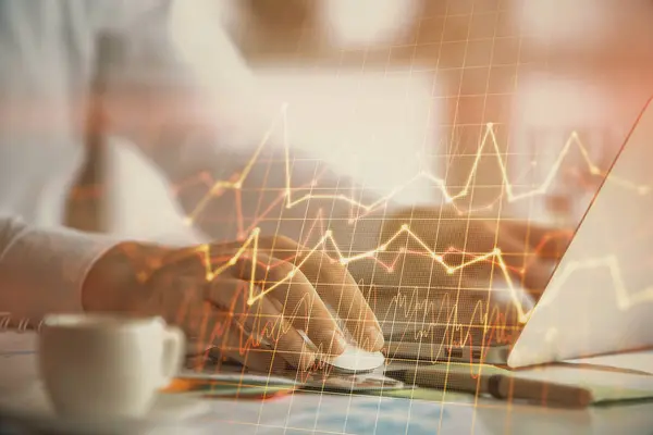 Doble exposición del gráfico de divisas con el hombre que trabaja en la computadora en el fondo. Concepto de análisis de mercado . —  Fotos de Stock