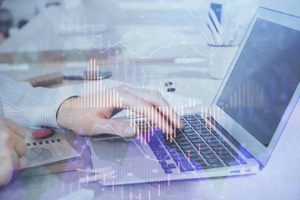 Doppia esposizione del grafico del mercato azionario con l'uomo che lavora su laptop in background. Concetto di analisi finanziaria . — Foto Stock