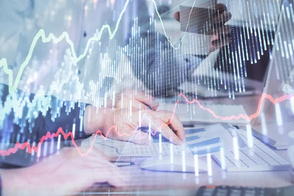 Mehrfachbelichtung des Diagramms mit einem Mann, der im Hintergrund am Computer im Büro tippt. Konzept der harten Arbeit. — Stockfoto