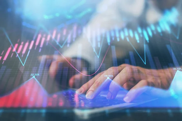 Forex diagram med affärsman som arbetar på dator i Office på bakgrunden. Begreppet hårt arbetande. Multiexponering. — Stockfoto