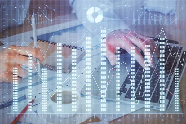 Forex diagram med affärsman som arbetar på dator i Office på bakgrunden. Begreppet hårt arbetande. Dubbel exponering. — Stockfoto