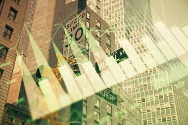 Yüksek binaların arka planında çoklu pozlama olan eski şehir haritası. Finansal araştırma kavramı.