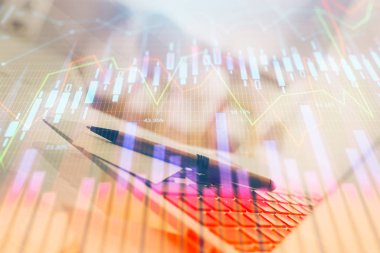 Masası ve kişisel bilgisayarı olan borsa grafiği. Çoklu maruz kalma. Mali analiz kavramı.