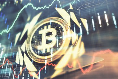 Engelleme zincirine ve kripto ekonomi temalı holograma ve bilgisayar arkaplanlı masaya çoklu maruz kalma. Bitcoin kripto para kavramı.