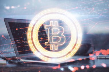 Blockchain temalı holograma ve bilgisayar arkaplanlı masaya çift pozlama. Bitcoin şifreleme para birimi kavramı.