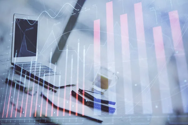 Голограмма графика Forex на столе с компьютерным фоном. Множественное воздействие. Концепция финансовых рынков. — стоковое фото