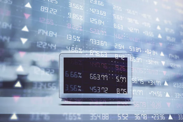 Forex γράφημα ολόγραμμα στο τραπέζι με φόντο τον υπολογιστή. Πολλαπλή έκθεση. Έννοια των χρηματοπιστωτικών αγορών. — Φωτογραφία Αρχείου