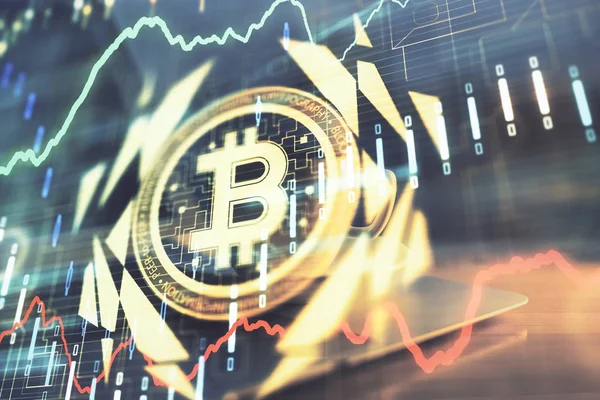 Engelleme zincirine ve kripto ekonomi temalı holograma ve bilgisayar arkaplanlı masaya çoklu maruz kalma. Bitcoin kripto para kavramı.