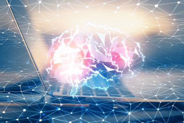 Bilgisayar ve beyin hologramı ile çalışma masasının çoklu açığı. Beyin fırtınası konsepti.