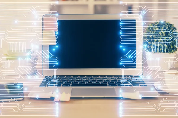 Ordenador en el escritorio en la oficina con la tecnología tema holograma. Exposición múltiple. Concepto técnico . — Foto de Stock
