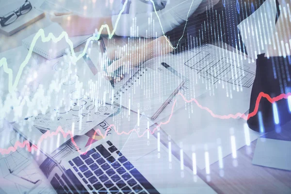 Una mujer escribe información sobre el mercado de valores en bloc de notas. Hologramas gráfico de divisas en frente. Concepto de investigación. Doble exposición —  Fotos de Stock