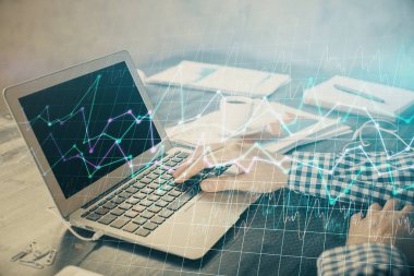 Arka planda bilgisayarla çalışan bir adamla iki kez ön x çizelgesine maruz kaldık. Pazar analizi kavramı.