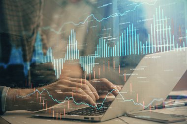 Arka planda bilgisayarda çalışan bir adamla piyasa grafiği iki katına çıktı. Mali analiz kavramı.