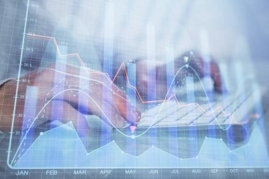 Arka planda ofiste bilgisayarda yazan adam ile grafik çift pozlama. Sıkı çalışma kavramı.