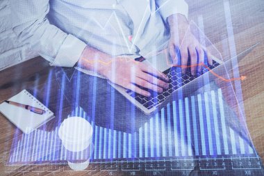 Arka planda ofiste bilgisayarda çalışan işadamı ile Forex grafiği. Analiz kavramı. Çift Pozlama.