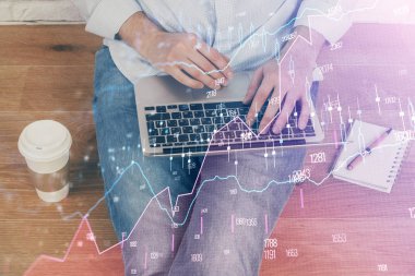 Arka planda ofiste bilgisayarda çalışan işadamı ile Forex grafiği. Analiz kavramı. Çift Pozlama.