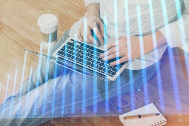 Arka planda ofiste bilgisayarda çalışan işadamı ile Forex grafiği. Analiz kavramı. Çift Pozlama.