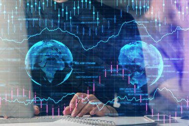 Arka planda ofiste bilgisayarda işadamı yazarak Forex grafiği. Analiz kavramı. Çift Pozlama.