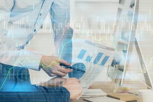 Doble exposición de gráfico con hombre de negocios escribiendo en la computadora en la oficina en segundo plano. Concepto de trabajo duro . — Foto de Stock