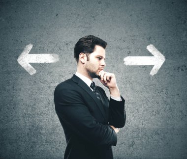 el hombre sufre de dolor de cabeza