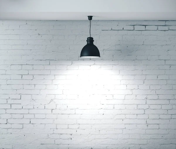 Quarto de tijolo com parede em branco e lâmpada — Fotografia de Stock