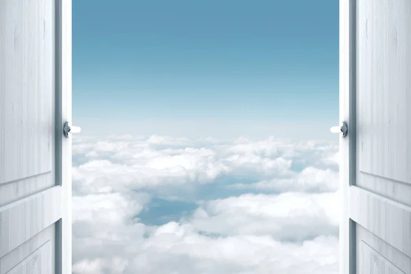 Mavi gökyüzü manzarasına açık kapısı olan oda — Stok fotoğraf