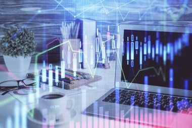 Masası ve kişisel bilgisayarı olan borsa grafiği. Çoklu maruz kalma. Mali analiz kavramı.