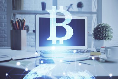 Engelleme zincirine ve kripto ekonomi temalı holograma ve bilgisayar arkaplanlı masaya çoklu maruz kalma. Bitcoin kripto para kavramı.