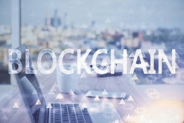 Blockchain temalı holograma ve bilgisayar arkaplanlı masaya çift pozlama. Bitcoin şifreleme para birimi kavramı.