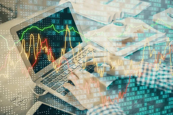 Doppelbelichtung des Forex-Graphen mit einem Mann, der am Computer im Hintergrund arbeitet. Konzept der Marktanalyse. — Stockfoto