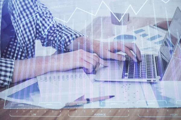 バックグラウンドでコンピュータに取り組んでいる男性と株式市場チャートのマルチ露出。財務分析の概念. — ストック写真