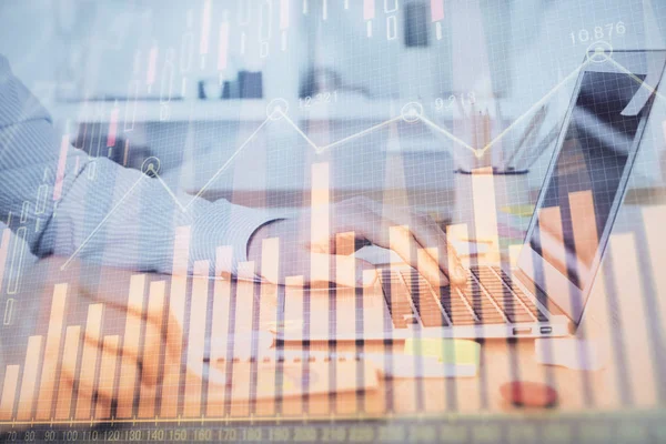 Multi exposición de gráfico del mercado de valores con el hombre que trabaja en la computadora en el fondo. Concepto de análisis financiero . —  Fotos de Stock